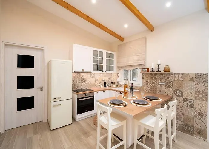 Evoque Place * Aigio